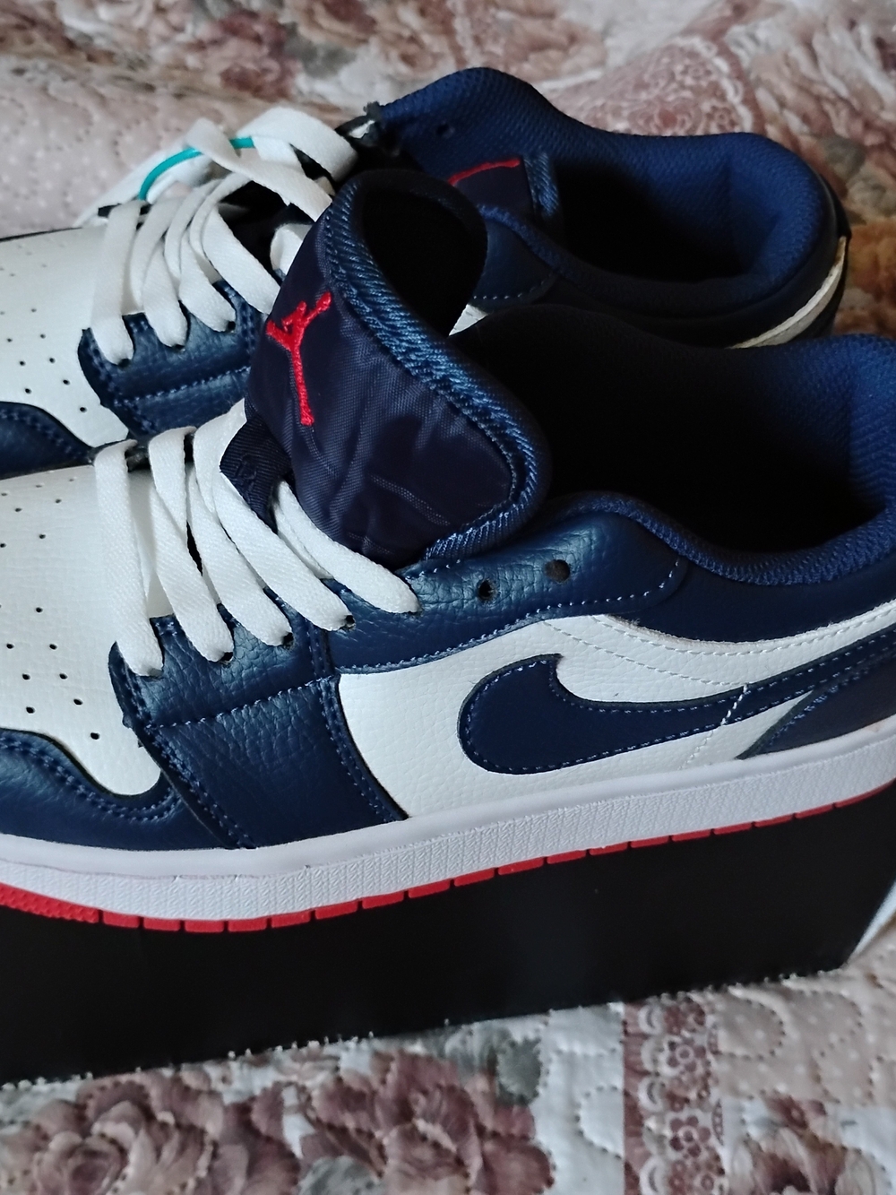 Nike Men’s Low Top Sneakers Navy White Red Sole - Picture 4 of 6